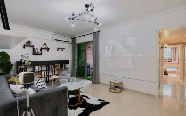 Four Seasons Window View Apartment