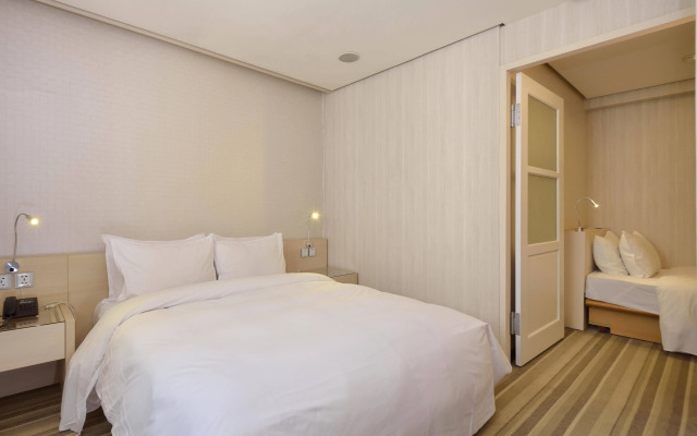 Yomi Hotel - MRT Shuanglian Station