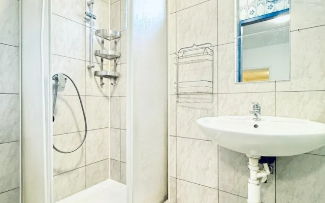 Cozy 2BR Apt Sleeps 6 Direct City Access