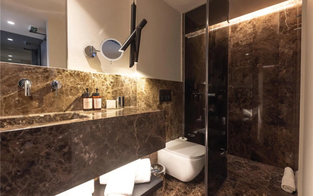 Adia Aluma Athens, Curio Collection By Hilton