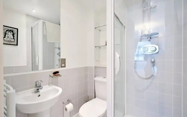 1 Bedroom Apartment With Balcony in Haggerston