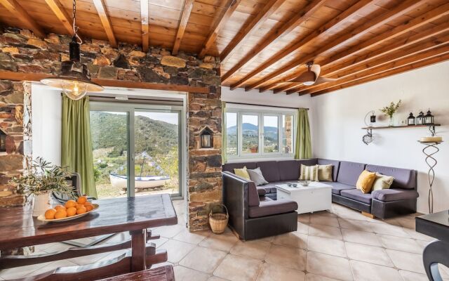 Charming 1-bed House in Stafylos