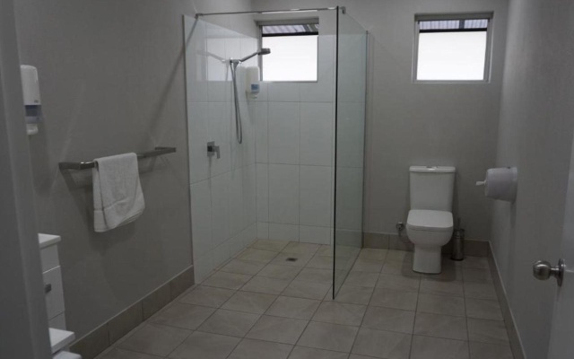 YAL Cairns - A Motel that makes a difference – Bathroom – Manunda