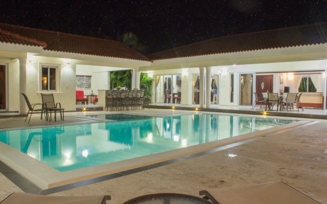 Privacy and comfort luxury 6 bedroom villa