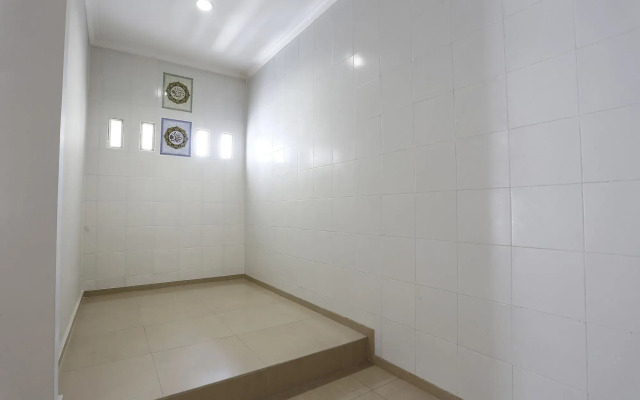 RedDoorz Plus near Adisucipto Airport 2