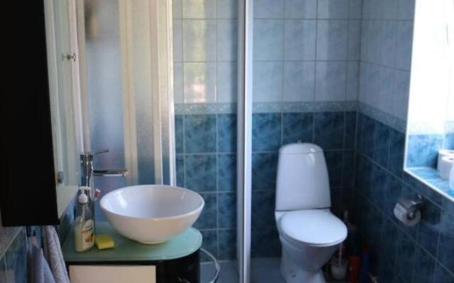 Cozy Summer House with Free Parking near City Center & Beach