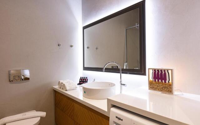 V77 Seafront Suites