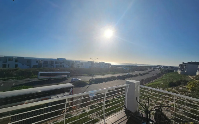 Dolphin Ridge Seaside Apartment