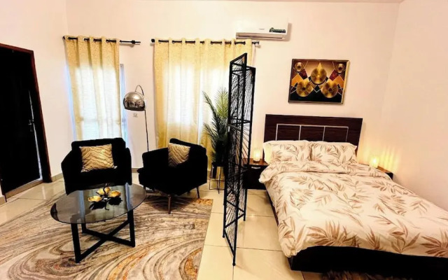 Medo's Luxury Houses - Large Studio