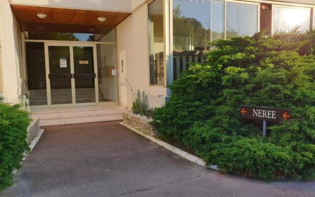 Garden and beach sea view apartment Cannes