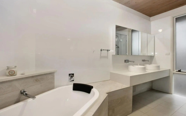 Large 4 Bedroom Home - Pet Friendly