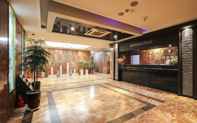 Themepark Tourist Hotel