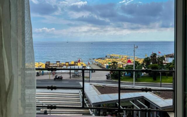 Splendido appartamento con vista mare su piazza Dante