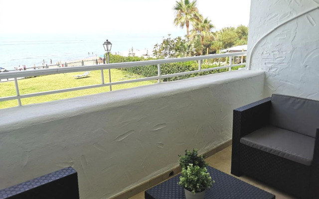 Amazing 3bedroom flat with seafront views & pool by SharingCo