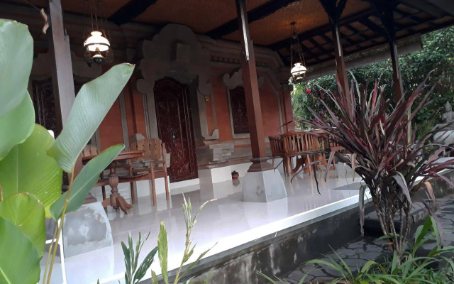 Nyoman Sandi Guest House