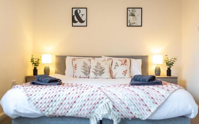 Adrian House, near Hospital, easy parking + garden