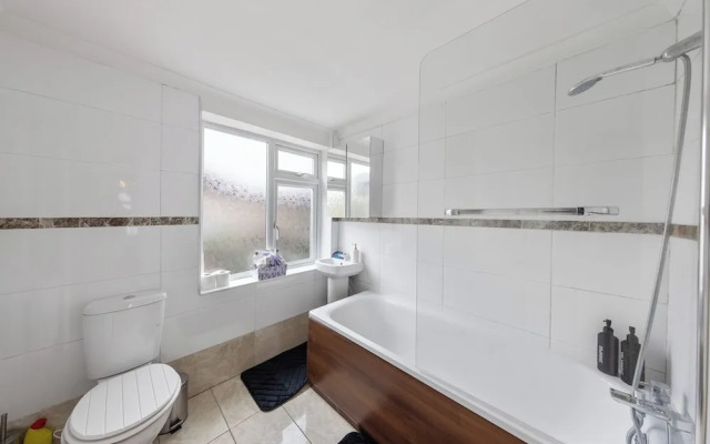 Leslie Road Retreat - Charming 4-bed House