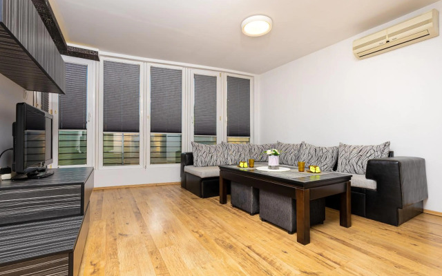 Nice 1BD Apartment next to Medical University