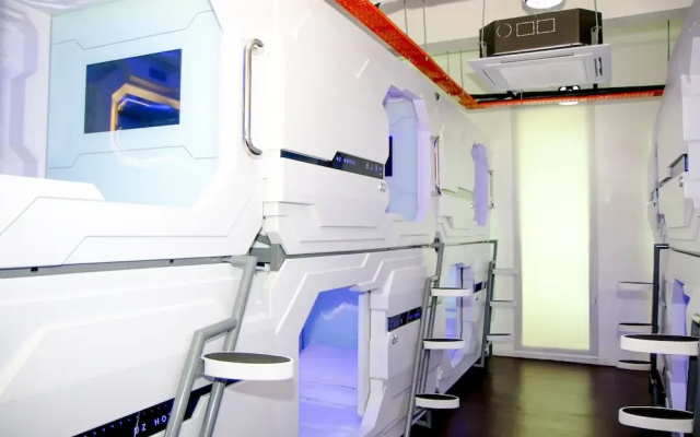 UZ Airport Capsule Hotel