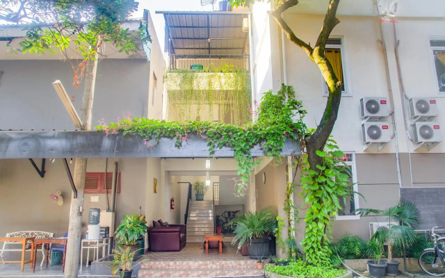 RedDoorz Plus near UPN Veteran Jakarta
