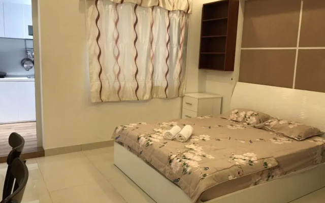 Smiley Apartment 8
