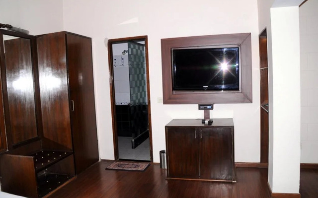 OYO 16006 Hotel Meedo's Grand
