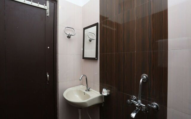 Oyo 30850 Hotel Hira