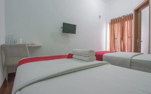 Wisma Atensi by RedDoorz – Guest Rooms – Kuningan