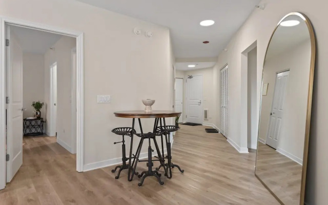 Near Riverwalk 2BR Private Balcony Downtown