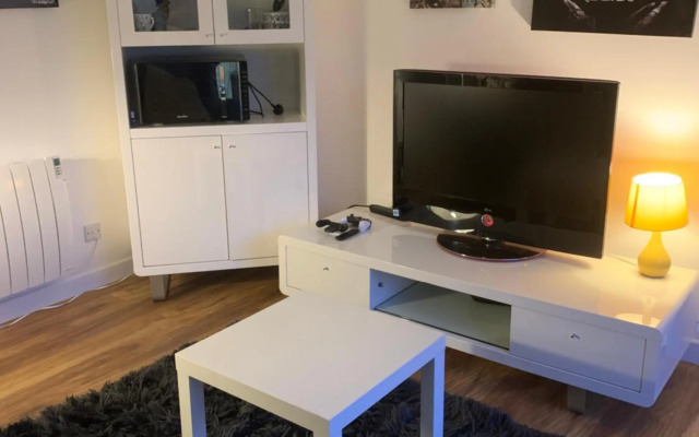 Linda's Annex-NEWLY BUILT separate entrance!!