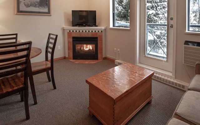 Alpenglow Lodge by MountainView