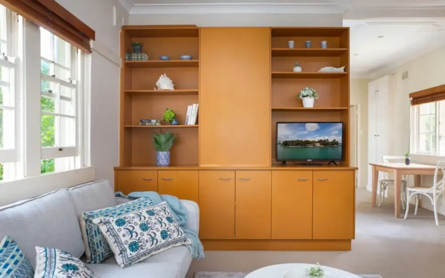 Chic Apartment With Sun Lounge Near Manly Beach