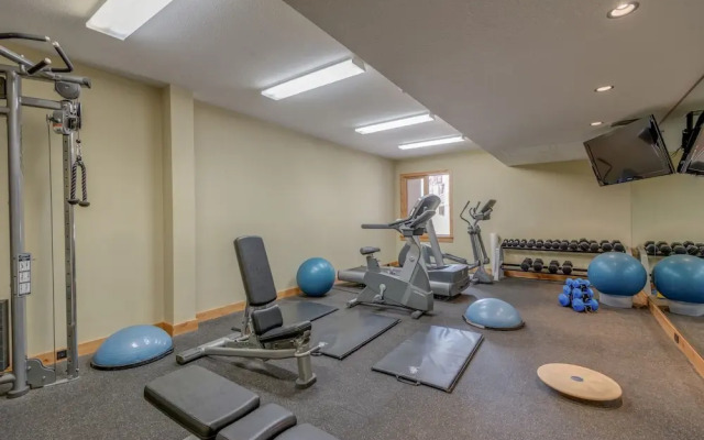 Rundle Cliffs Lodge by Spring Creek Vacation
