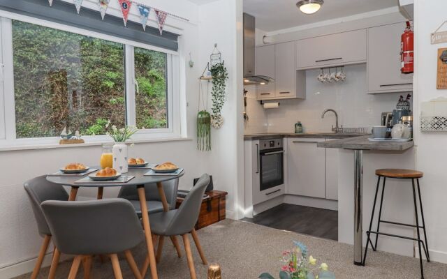 3 Dolphin Court