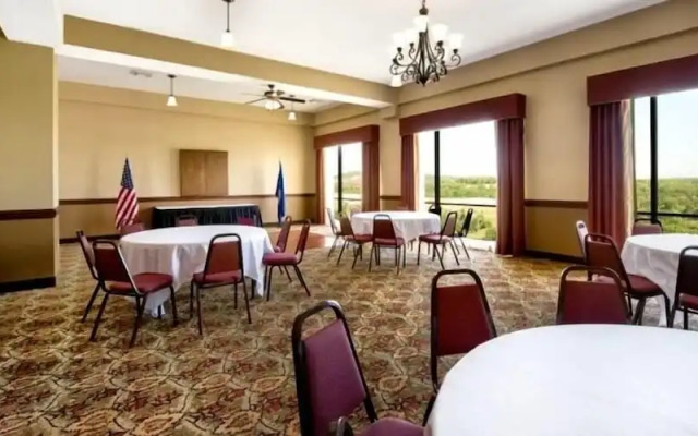 Grand Plaza Hotel & Conference Center