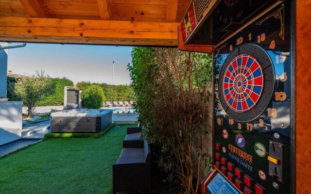 Nice Home in Zadar With Wifi and 8 Bedrooms