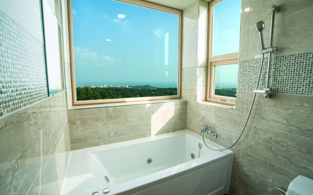 J View Hotel