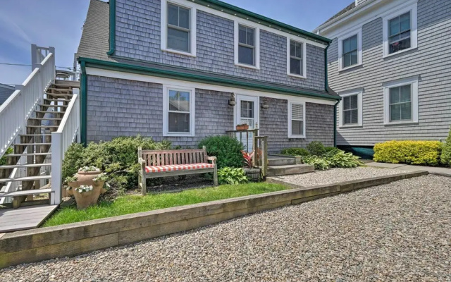 Couples Retreat! Penthouse Near Commercial Street
