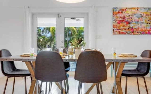 Luxe Lakefront Mansion Waterfront, Pompano Beach