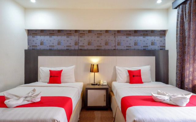 RedDoorz Plus near Hotel Benua Kendari