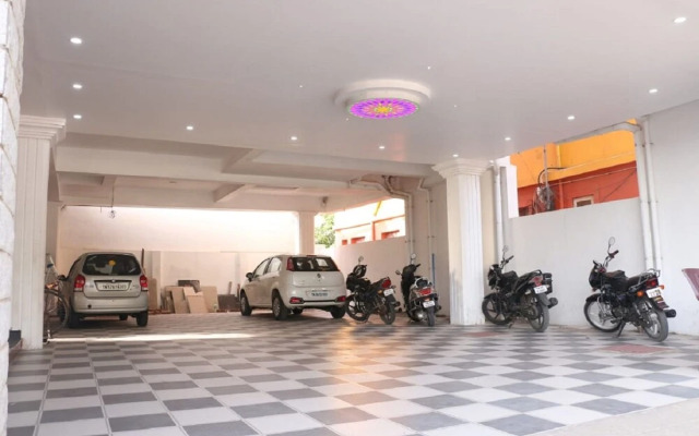 Saravanas Lodge