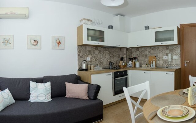 Riviera Park, Golden Sands 1-Bd Chic Apartment