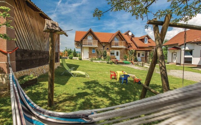 Nice Home in Licko Lesce With 2 Bedrooms and Wifi