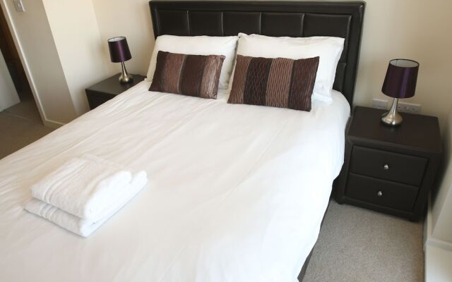 2 Bed Modern Apartment-Wilmington Close