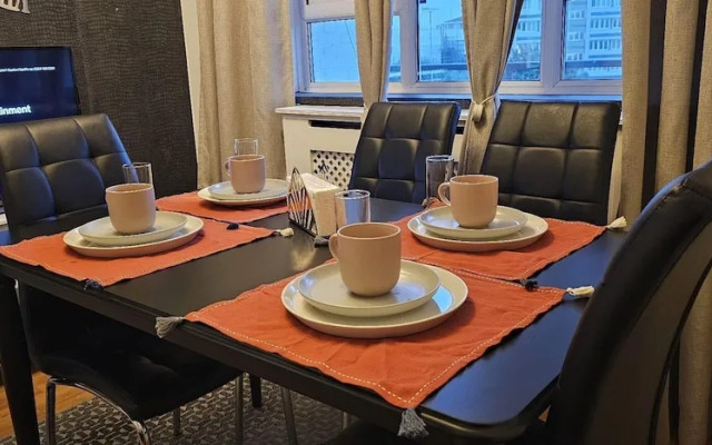 2 Bed Flat - Sleeps 4 - Parking - Balcony - Wifi