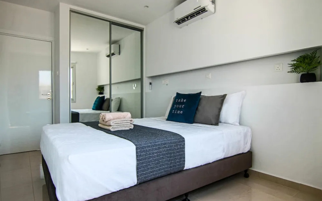Phaedrus Living: Seaside Luxury Flat Lighthouse 65