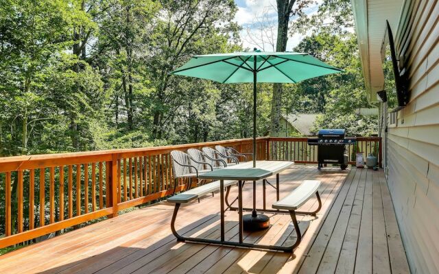 Walk to Lake Wallenpaupack: Poconos Vacation Home