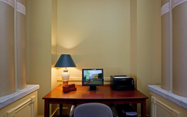 Holiday Inn Salem (I-93 At Exit 2)