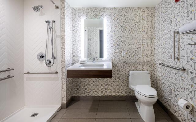 Holiday Inn Long Island-Islip Arpt East by IHG