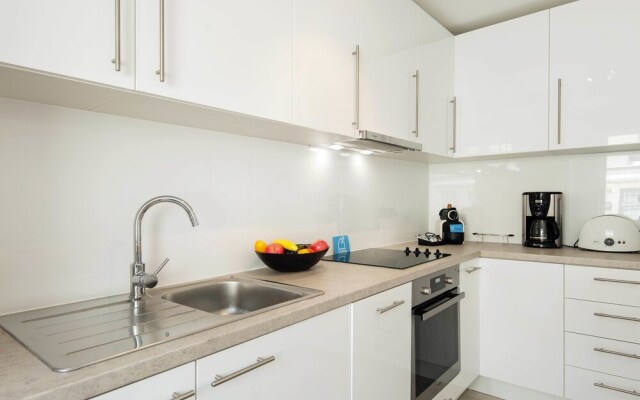 Bright Elm Park Gardens Apartment - DST